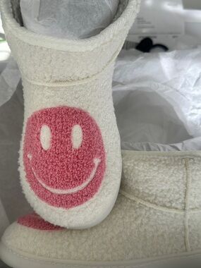 MIA Cream Sherpa Slippers with Pink Smiley Face